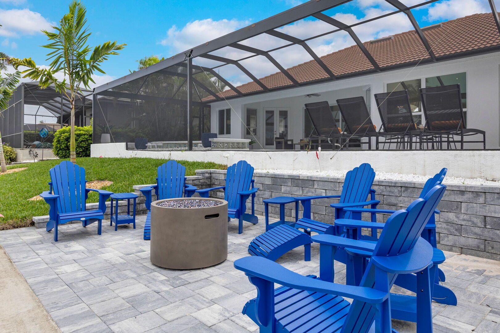 Private Poolterrasse mit Whirlpool und Blick auf den Kanal.