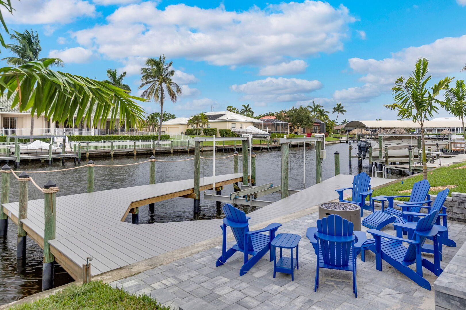 Pool- und Whirlpoolbereich auf der Lanai mit Blick auf den Kanal.