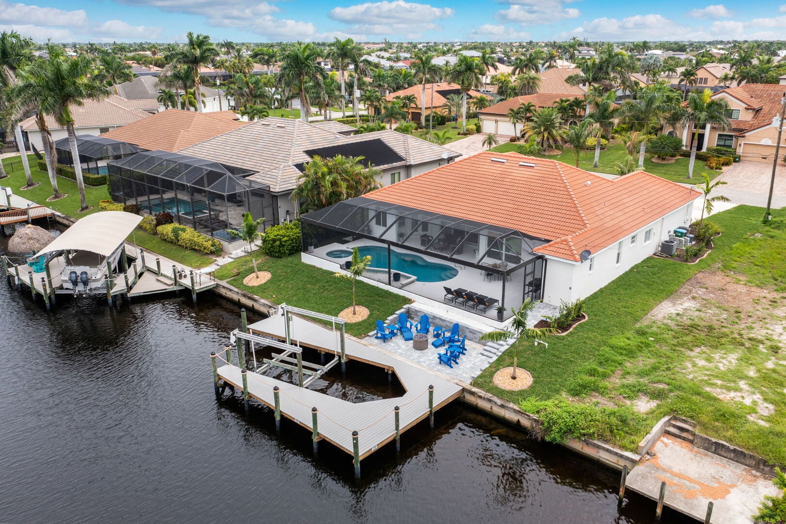 Pool- und Whirlpoolbereich auf der Lanai mit Blick auf den Kanal.