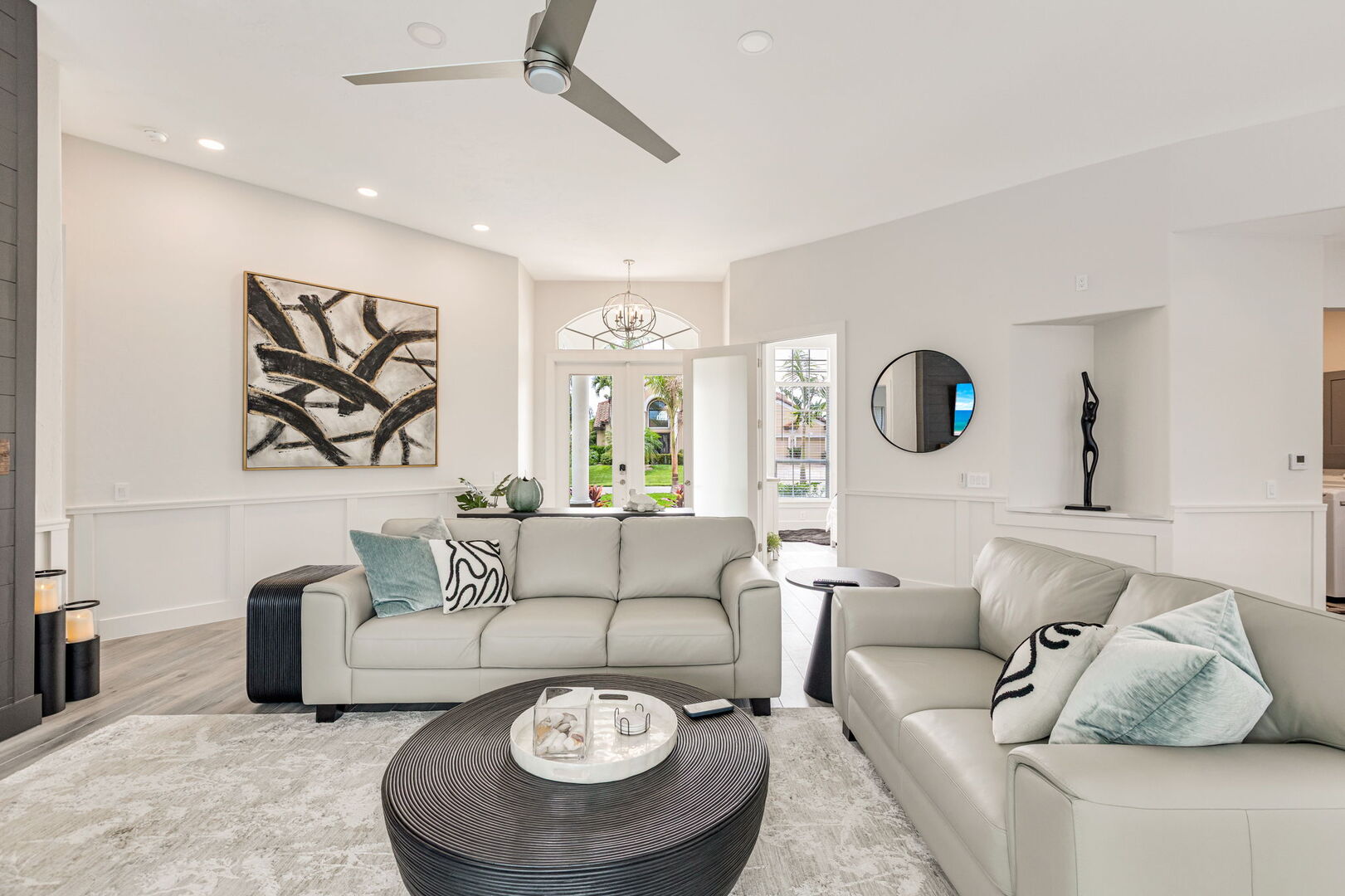 Große Lanai mit Esstisch, Sonnenliegen und Blick auf den Kanal.