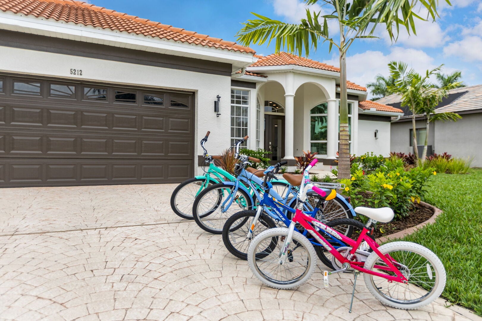 Pool- und Whirlpoolbereich auf der Lanai mit Blick auf den Kanal bei Sonnenuntergang.