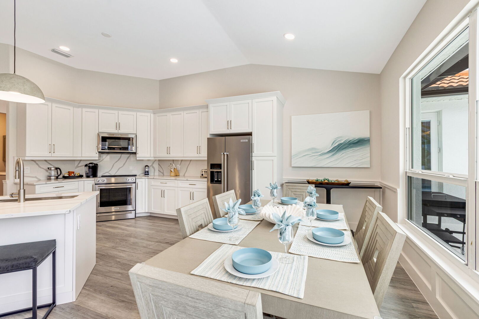 Pool- und Whirlpoolbereich auf der Lanai mit Blick auf den Kanal.