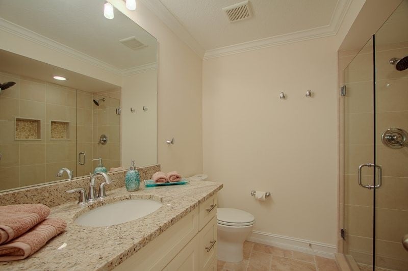 Beheizter Pool mit Terrasse und Blick auf den Kanal sowie privatem Bootsdock.