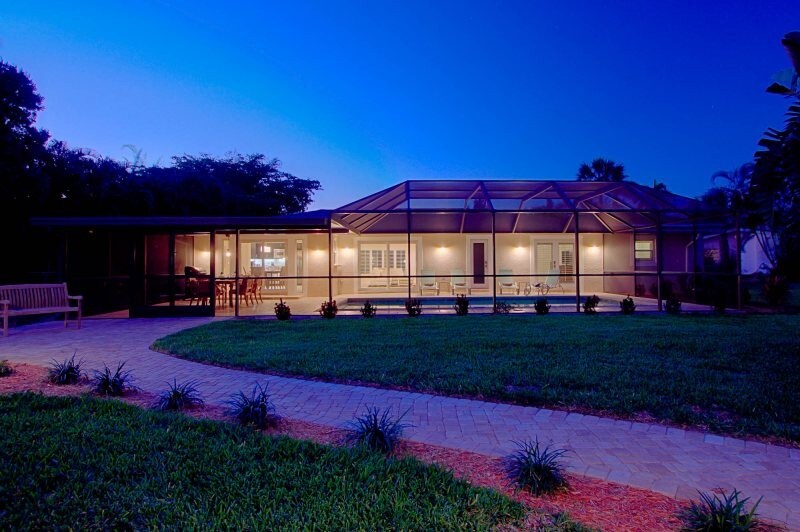 Beheizter Pool mit Veranda und privatem Bootsdock am Kanal.
