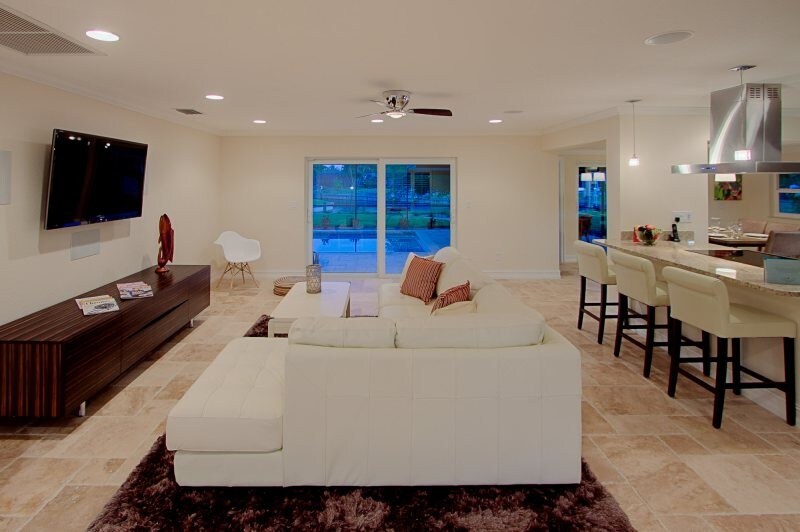 Beheizter Pool mit Veranda und privatem Bootsdock am Kanal.