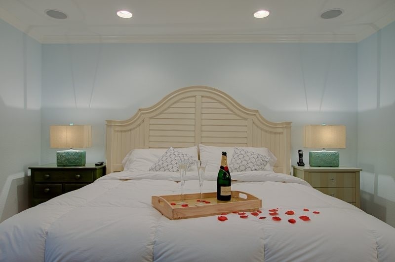 Beheizter Pool mit Veranda und privatem Bootsdock am Kanal.