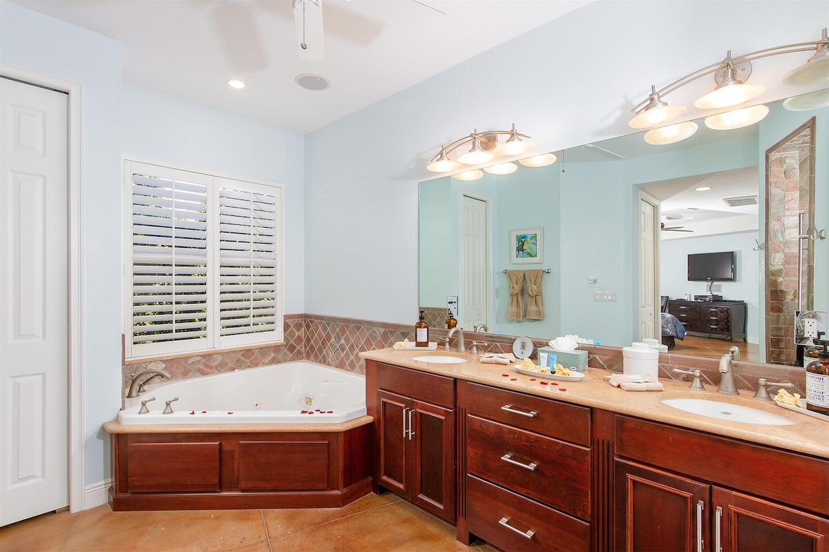 Beheizter Pool und Whirlpool auf der Lanai mit Blick auf den Kanal.