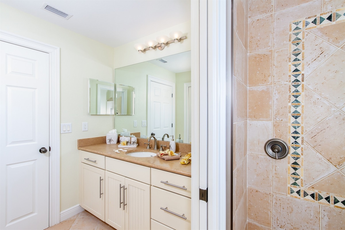 Außenbereich am Kanal mit beheiztem Pool, Whirlpool und Bootsanleger mit Bootslift.