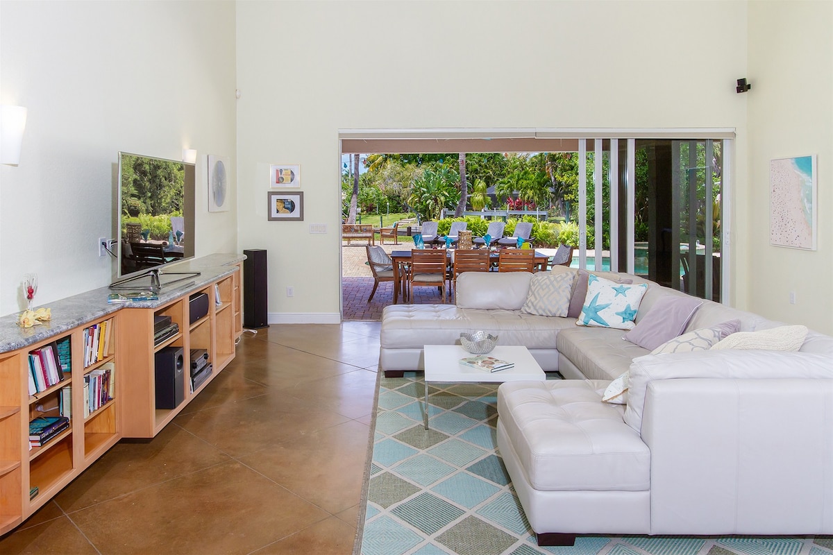 Beheizter Pool und Whirlpool auf der Lanai mit Blick auf den Kanal.