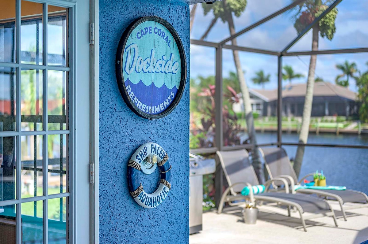 Privater Pool mit Sonnenliegen am Kanal.