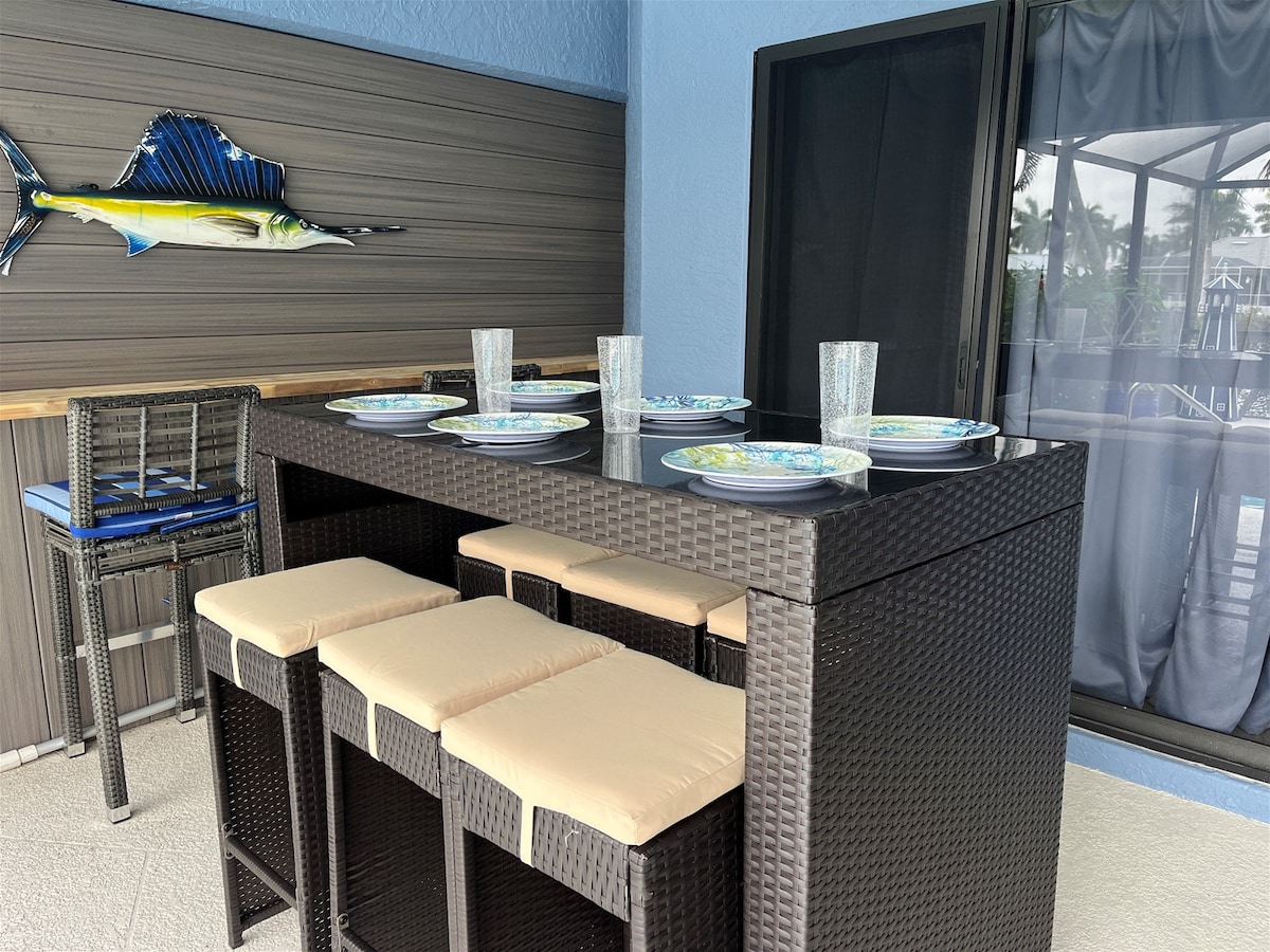 Privater Pool mit Sonnenliegen und Blick auf den Kanal.