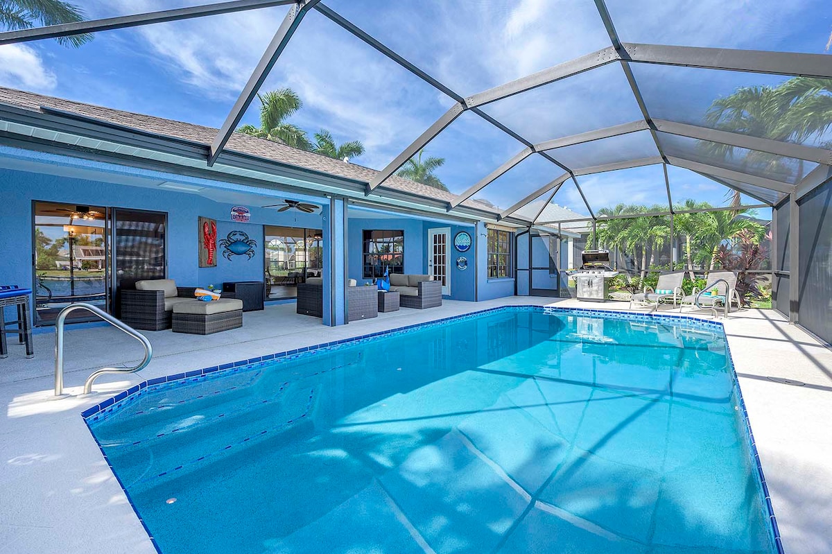 Privater Pool mit Sonnenliegen auf der Lanai am Kanal.