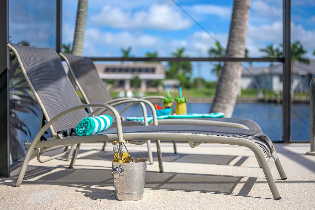 Privater Pool mit Sonnenliegen auf der Terrasse am Kanal.