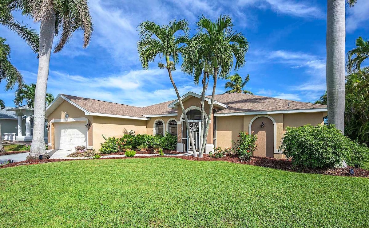 Privater Pool mit Sonnenliegen und Blick auf den Kanal.
