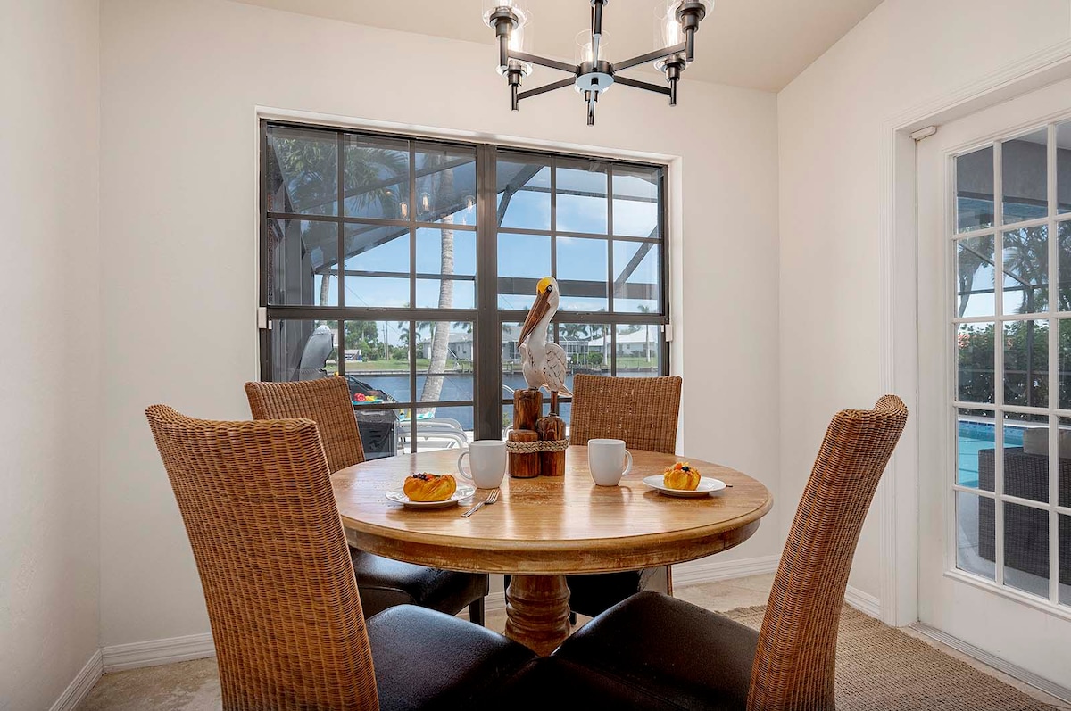 Privater Pool mit Sonnenliegen und Blick auf den Kanal.