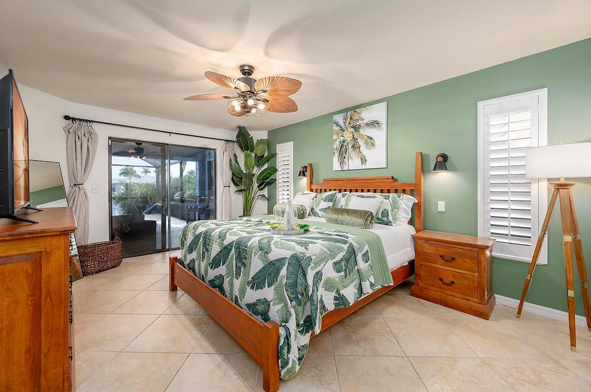 Privater Pool mit Sonnenliegen und Blick auf den Kanal.