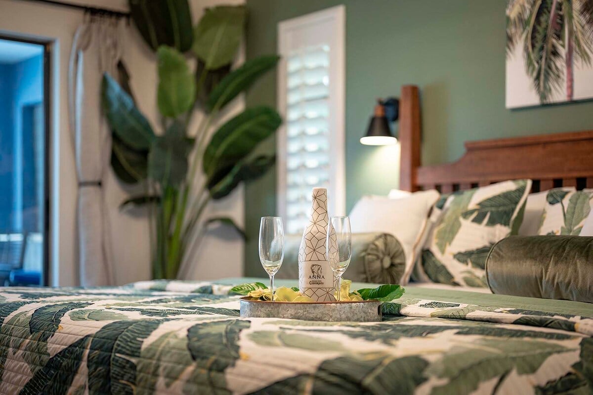 Überdachte Lanai mit Esstisch und Blick auf den Kanal.