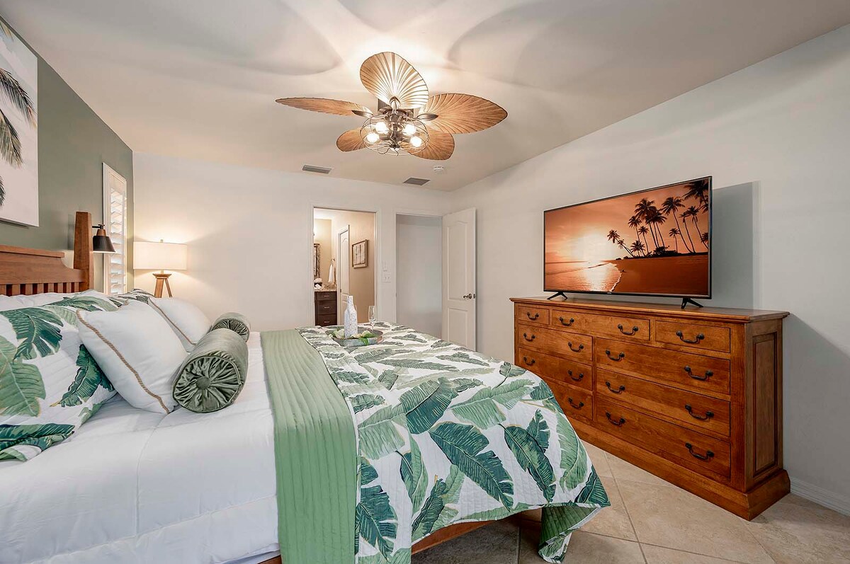 Überdachte Lanai mit Esstisch und Blick auf den Pool.