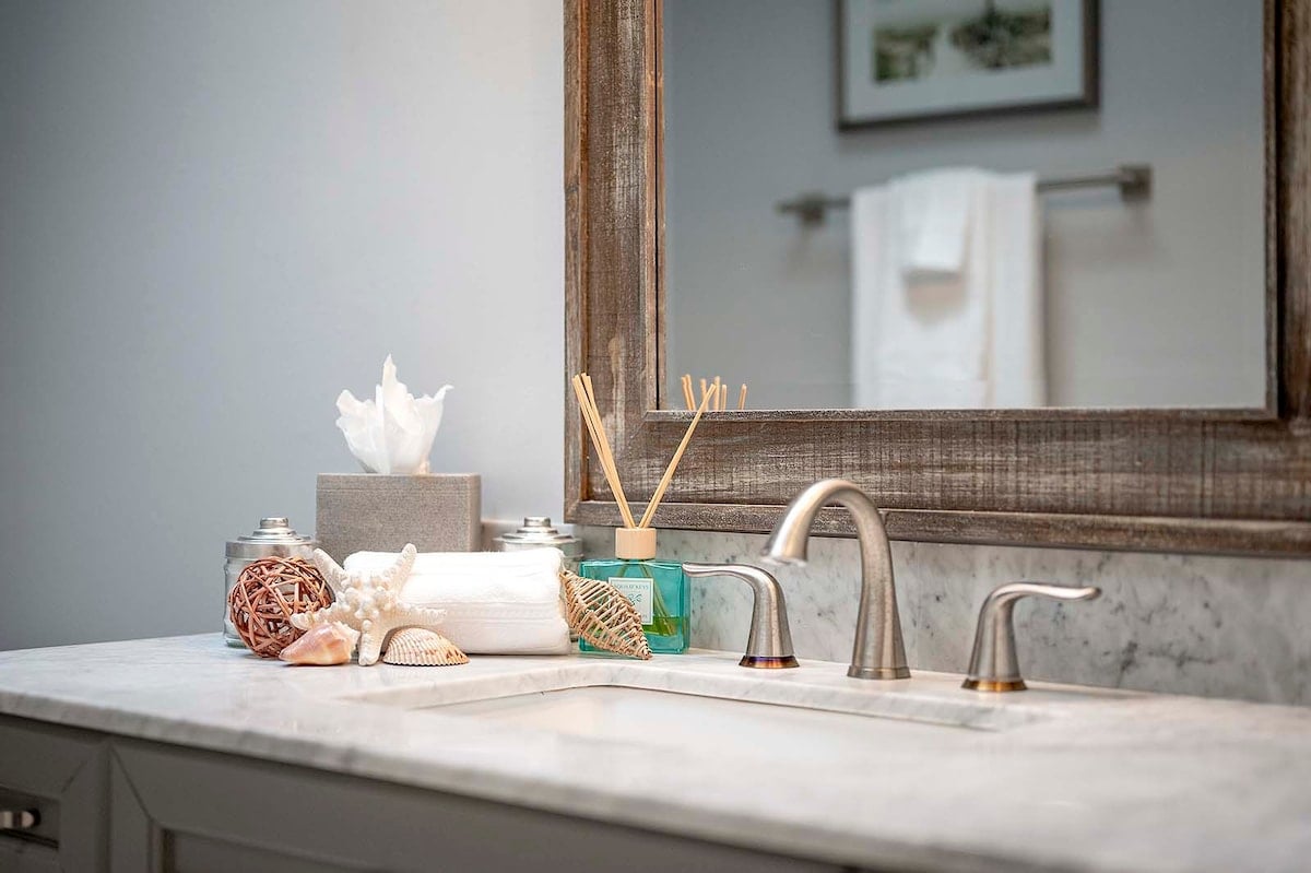 Überdachte Lanai mit Esstisch und Blick auf den Kanal.