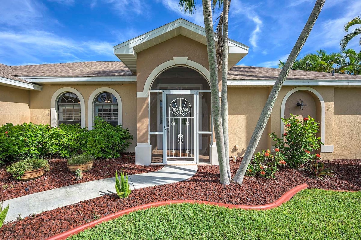Privater Pool mit Sonnenliegen und Blick auf den Kanal.