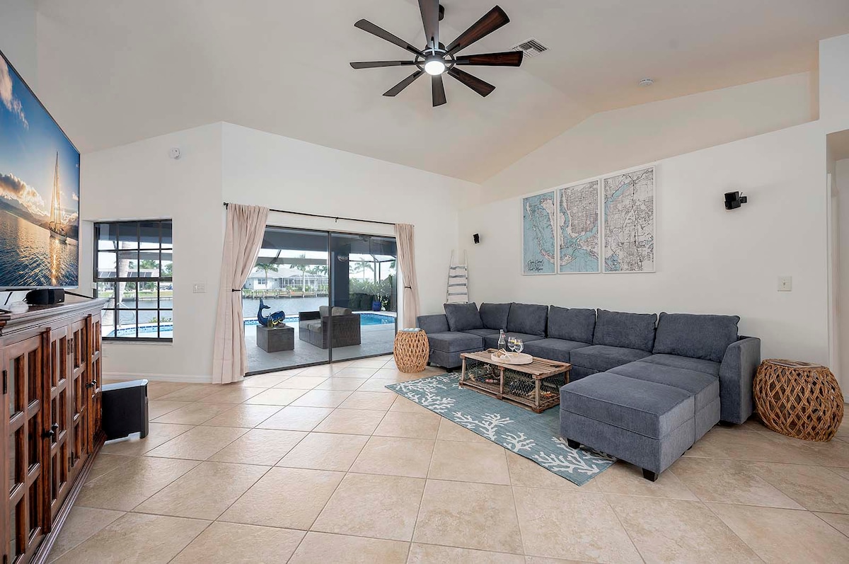 Privater Pool mit Sonnenliegen auf der Terrasse am Kanal.