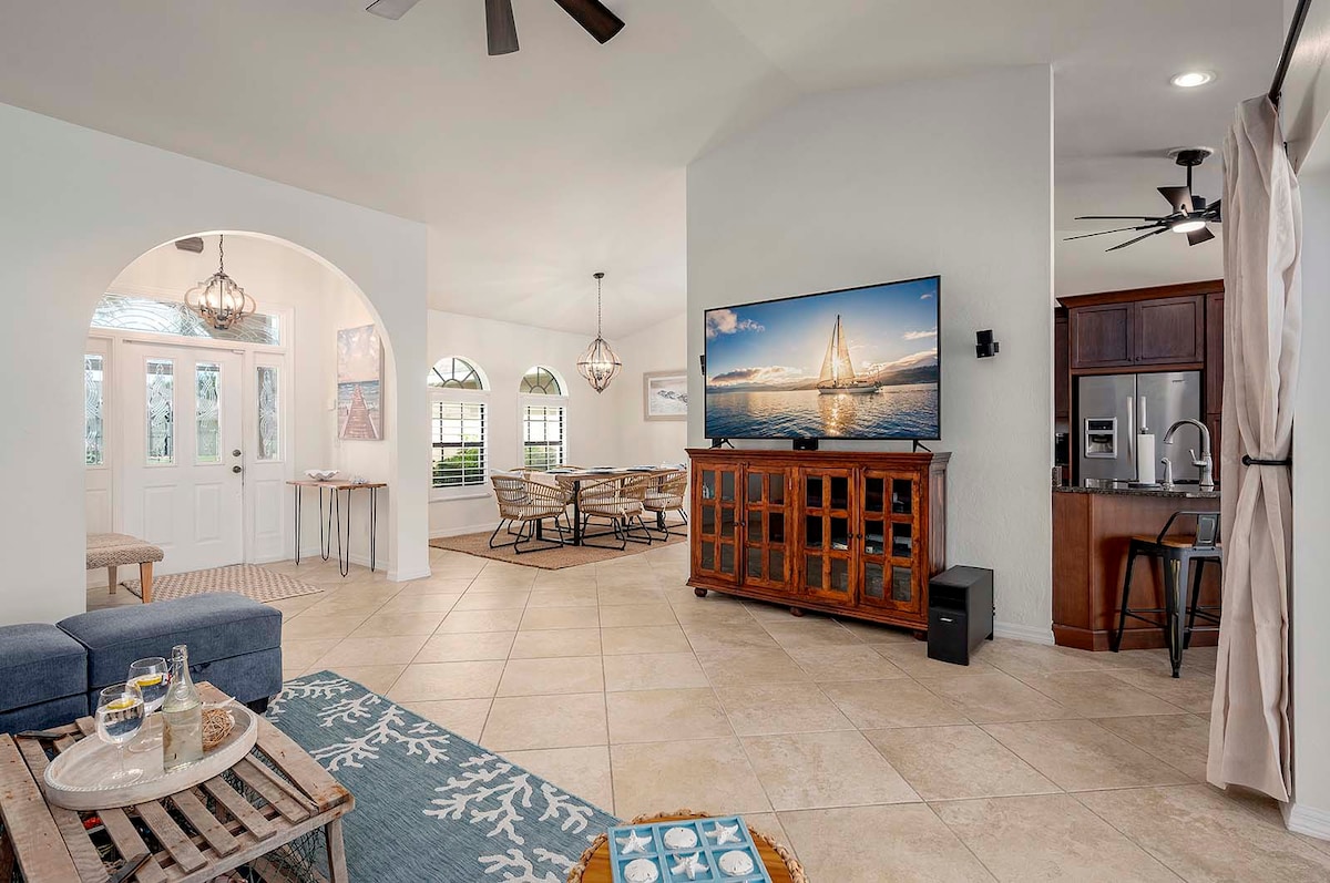 Privater Pool mit Sonnenliegen und Blick auf den Kanal.