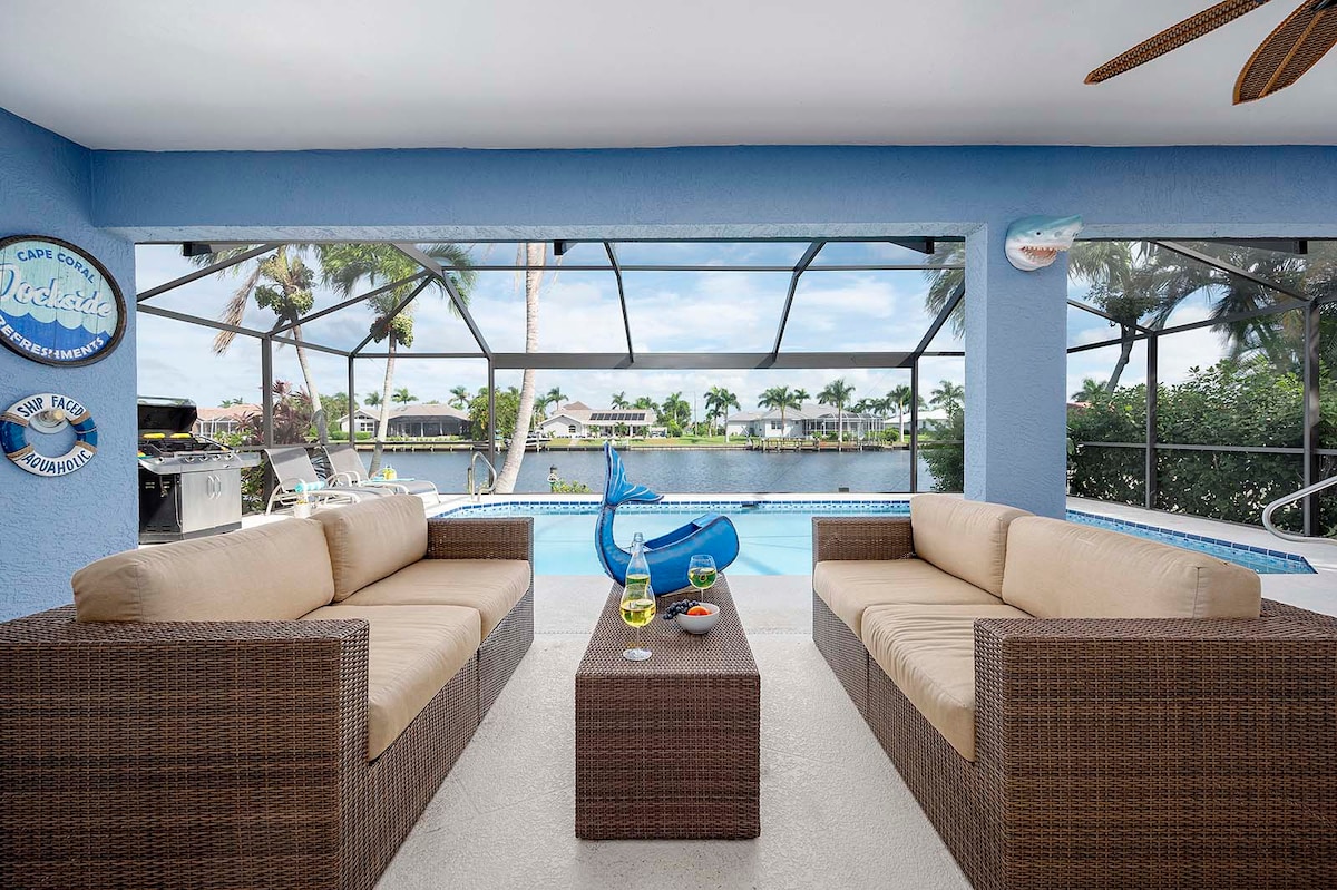 Privater Pool mit Sonnenliegen auf der Terrasse am Kanal.