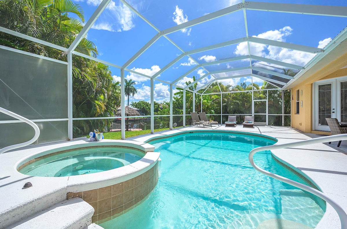 Einstöckiges Ferienhaus am Kanal mit privatem Pool, Whirlpool und Bootsdock.