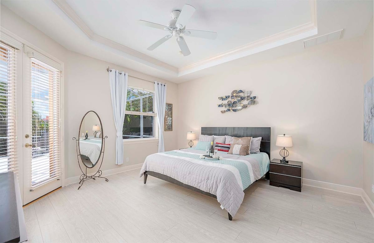 Pool- und Whirlpoolbereich auf der Lanai mit Blick auf den Kanal und Bootsdock.