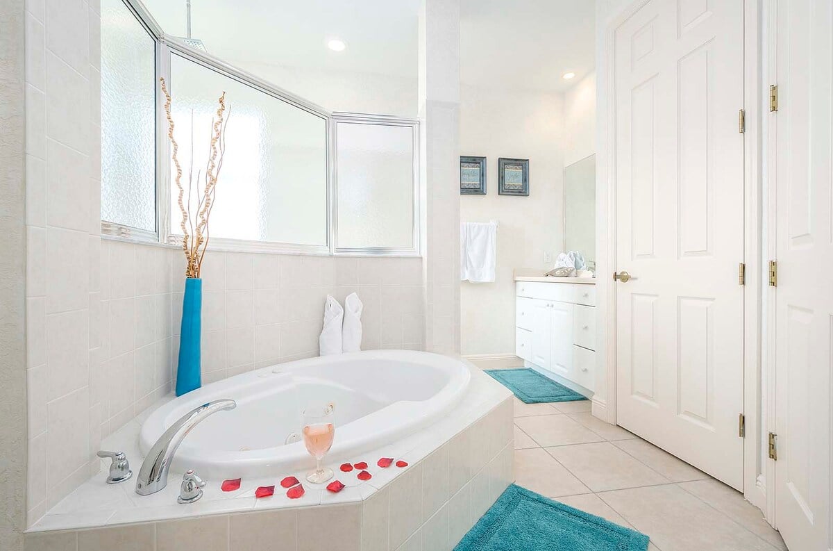 Pool- und Whirlpoolbereich auf der Lanai mit Blick auf den Kanal.