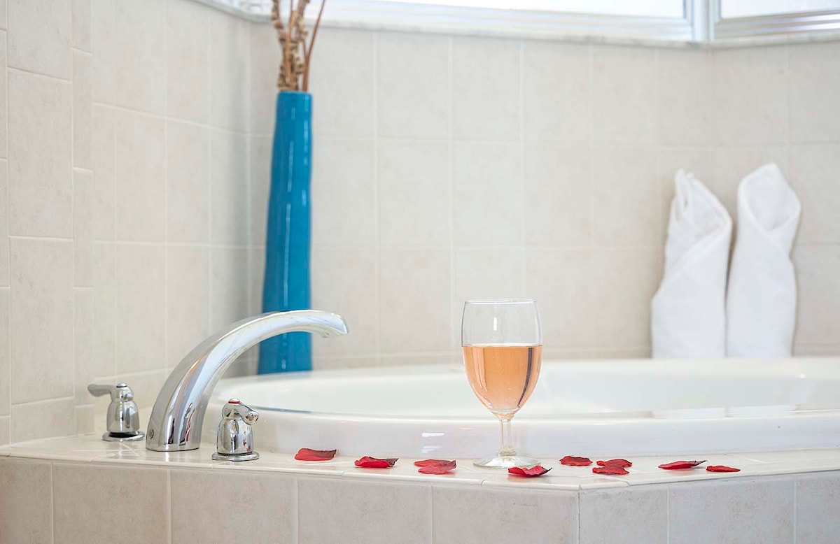 Pool- und Whirlpoolbereich auf der Lanai mit Blick auf den Kanal und Bootsdock.