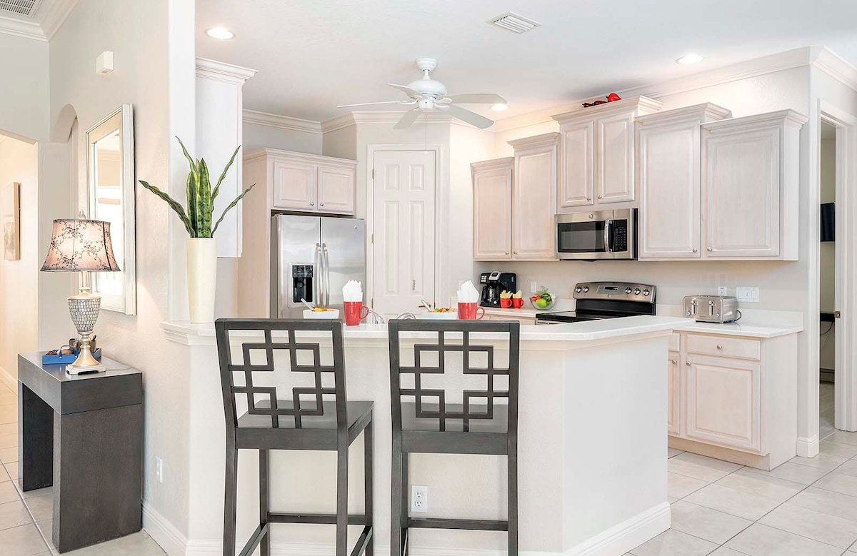 Pool- und Whirlpoolbereich mit Blick auf den Kanal und Bootsdock.