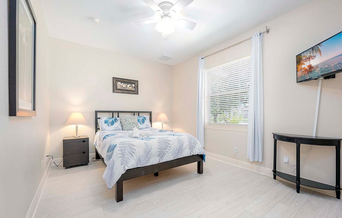 Pool und Whirlpool auf der Lanai mit Blick auf den Kanal und Bootsdock.