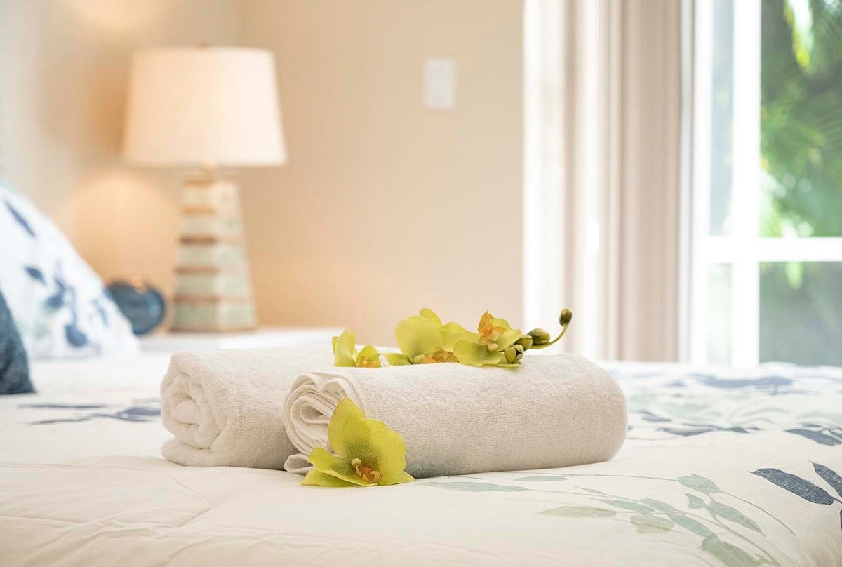 Pool- und Whirlpoolbereich auf der Lanai mit Blick auf den Kanal und Bootsdock.