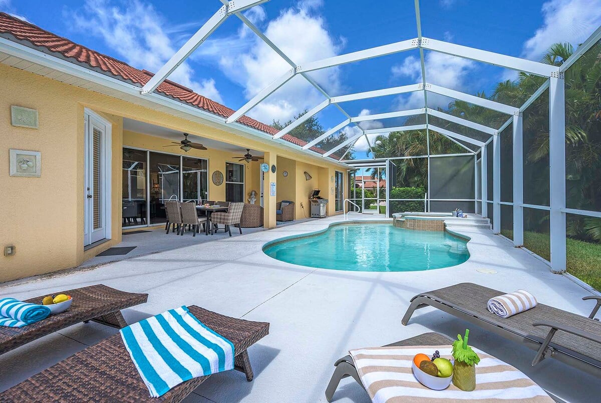 Pool- und Whirlpoolbereich auf der Lanai mit Blick auf den Kanal.