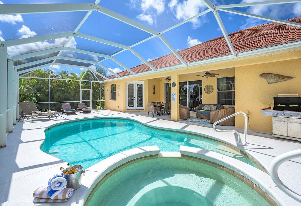 Pool- und Whirlpoolbereich auf der Lanai mit Blick auf den Kanal und Bootsdock.