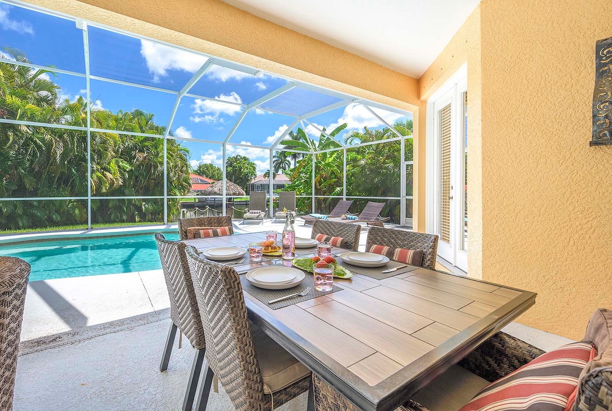 Pool- und Whirlpoolbereich auf der Lanai mit Blick auf den Kanal und Bootsdock.