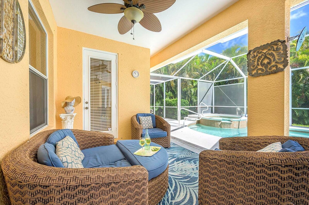 Pool und Whirlpool auf der Lanai mit Blick auf den Kanal und Bootsdock.