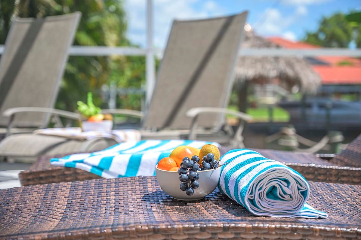 Pool und Whirlpool auf der Lanai mit Blick auf den Kanal und Bootsdock.