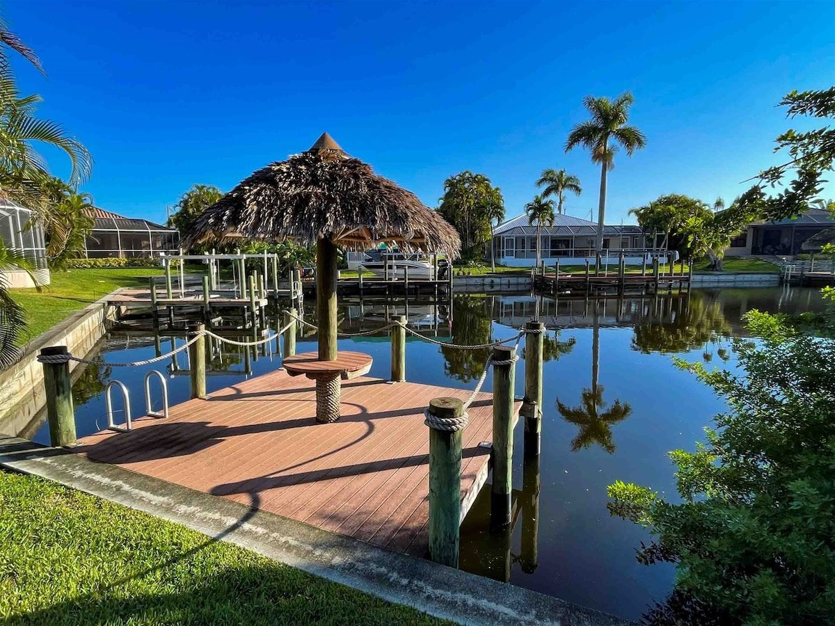 Pool und Whirlpool auf der Lanai mit Blick auf den Kanal und Bootsdock.