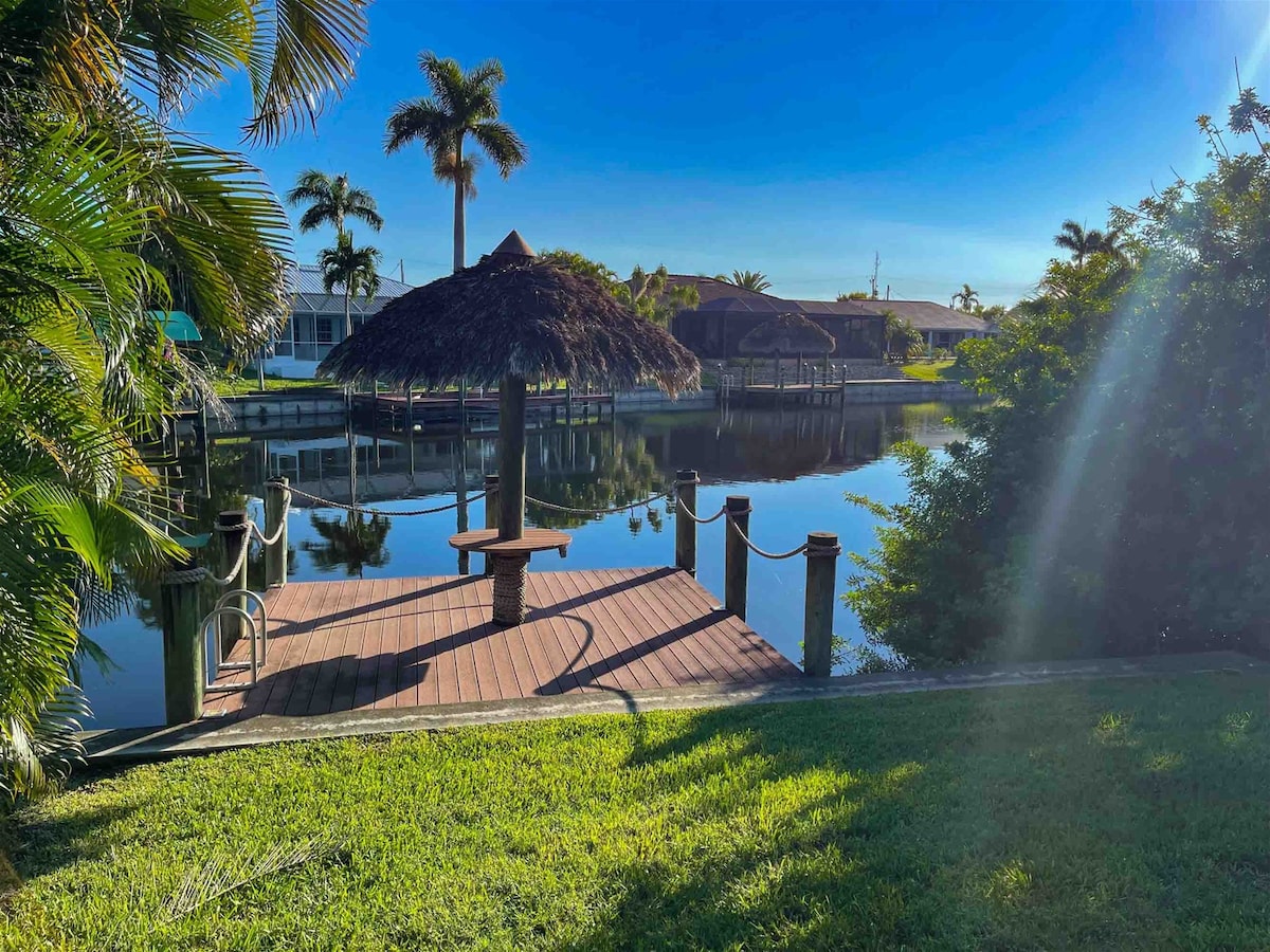 Pool- und Whirlpoolbereich auf der Lanai mit Blick auf den Kanal und Bootsdock.
