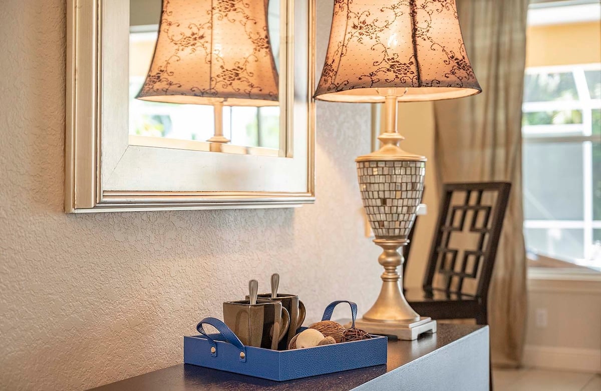 Poolbereich mit Whirlpool und Blick auf den Kanal