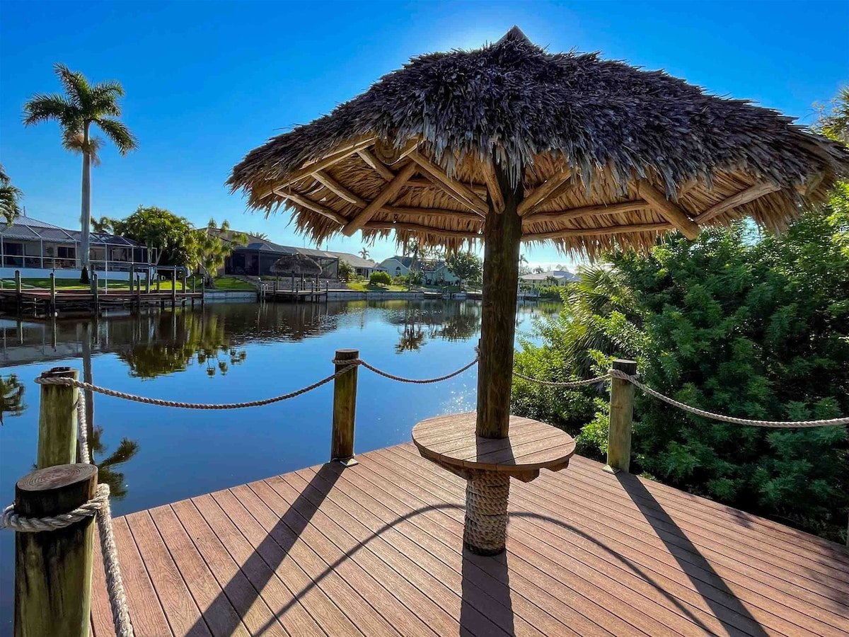 Pool und Whirlpool auf der Lanai mit Blick auf den Kanal.