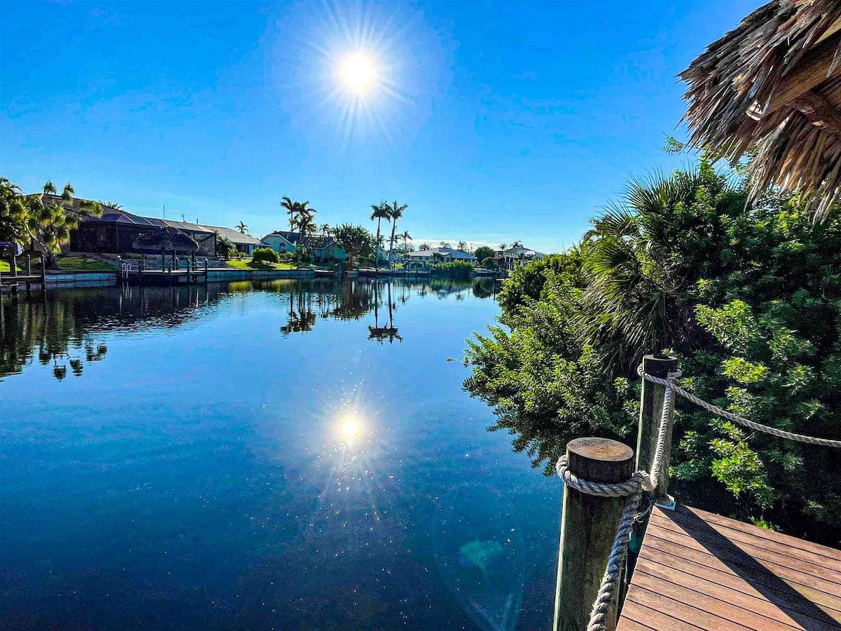 Außenbereich mit Pool, Whirlpool und Blick auf den Kanal mit Bootsdock.