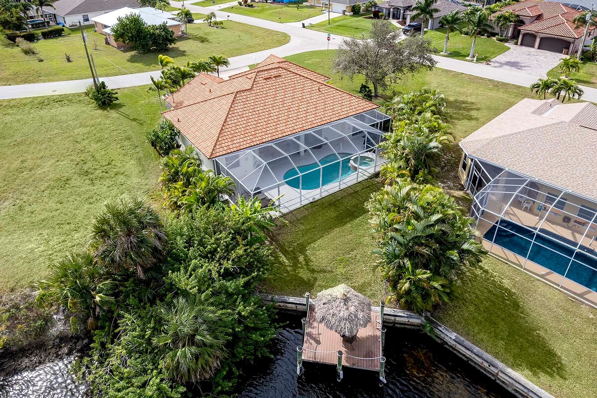 Pool- und Whirlpoolbereich auf der Lanai mit Blick auf den Kanal und Bootsdock.