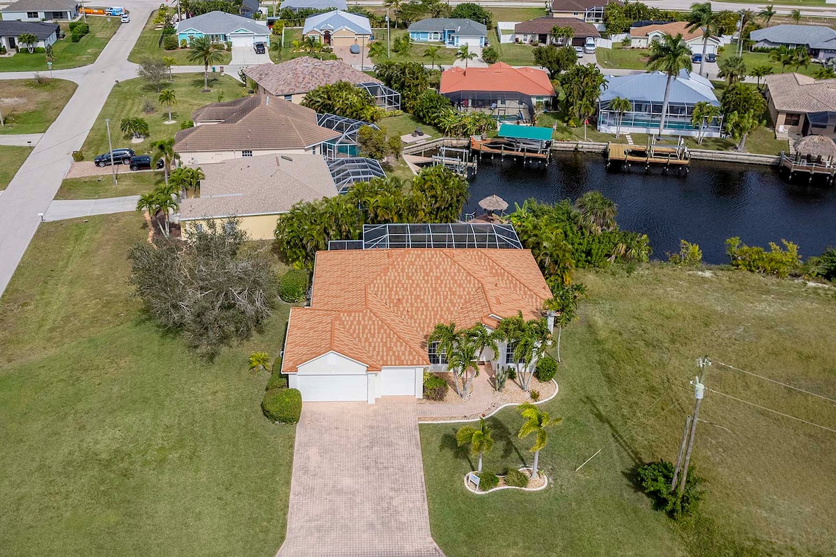 Große Lanai mit Outdoor-Essbereich und Blick auf den Kanal.