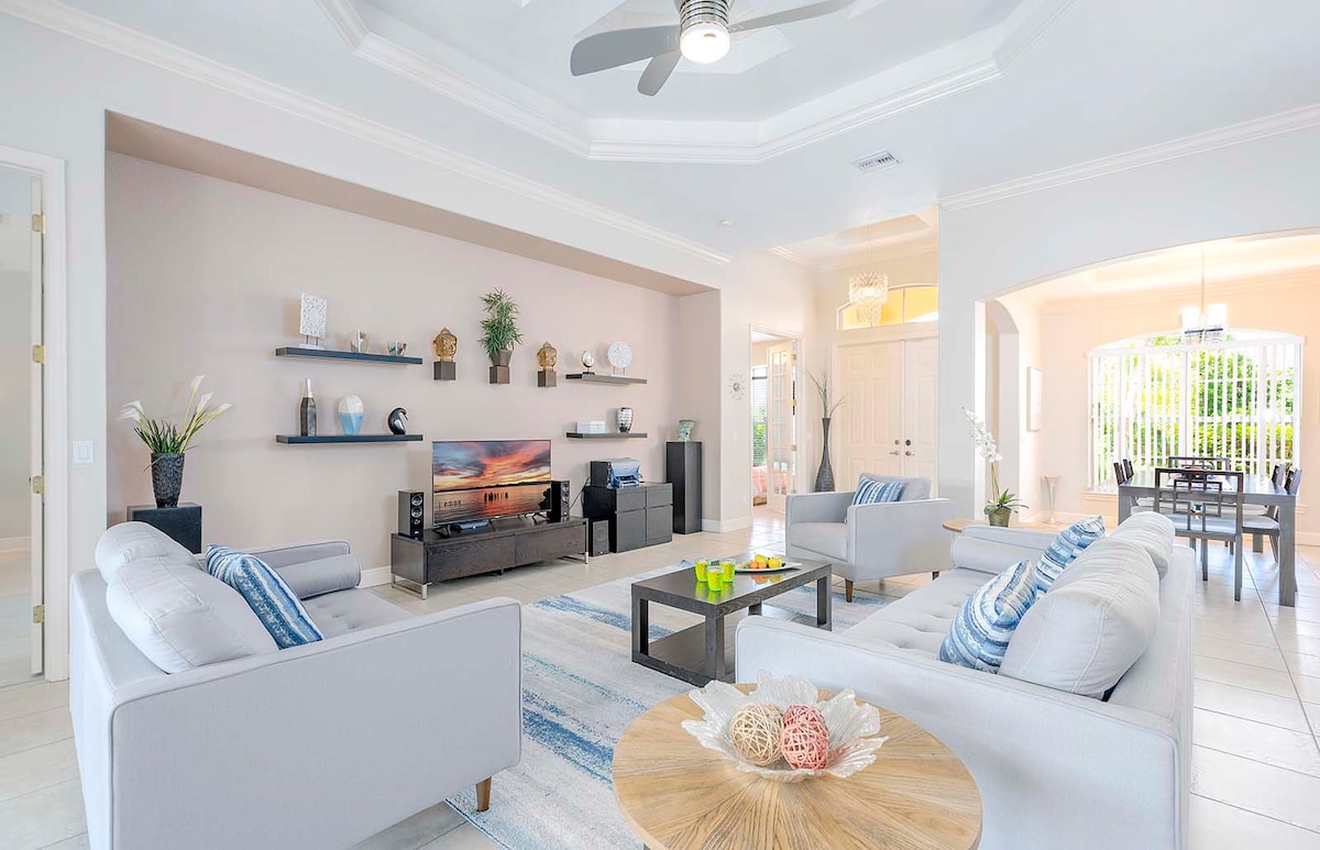 Pool und Whirlpool auf der Lanai mit Blick auf den Kanal und Bootsdock.