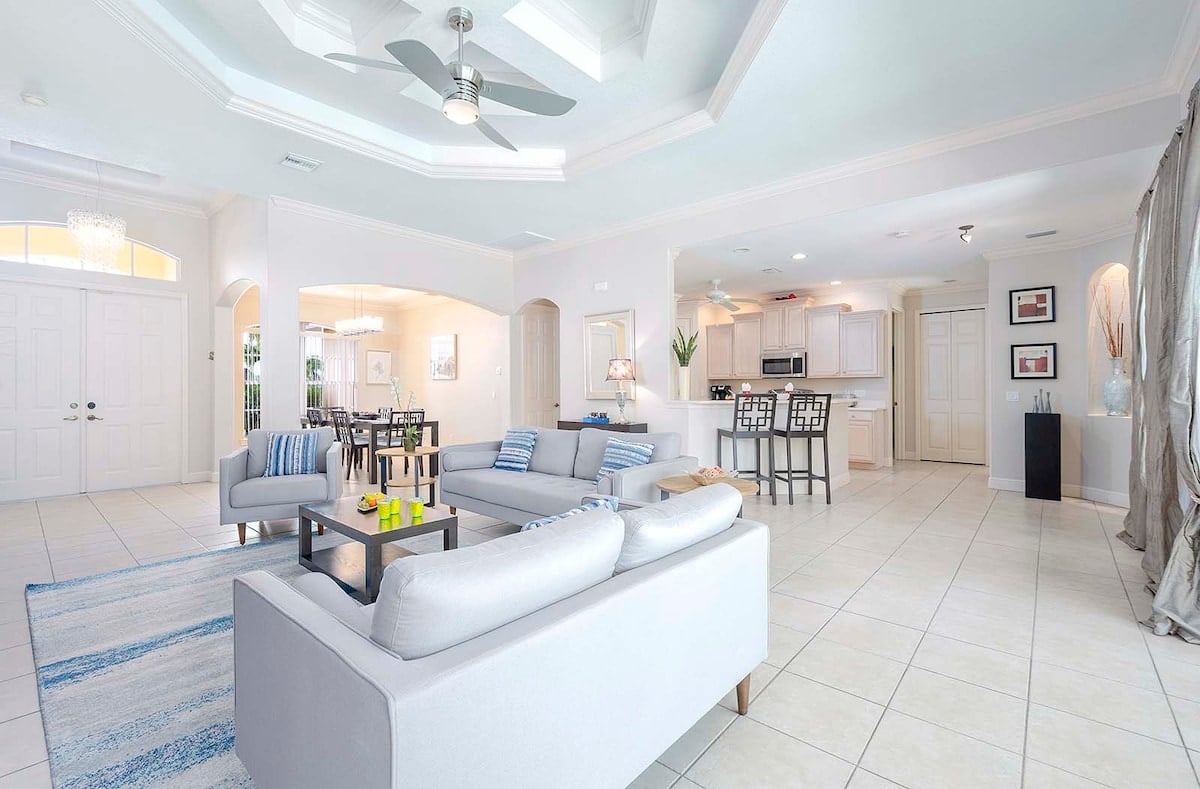 Pool und Whirlpool auf der Lanai mit Blick auf den Kanal und Bootsdock.