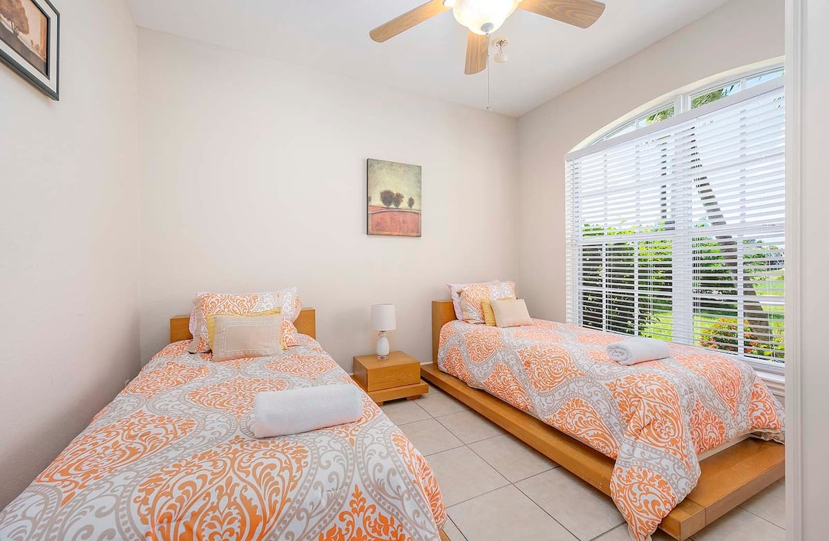 Pool- und Whirlpoolbereich auf der Lanai mit Blick auf den Kanal und Bootsdock.