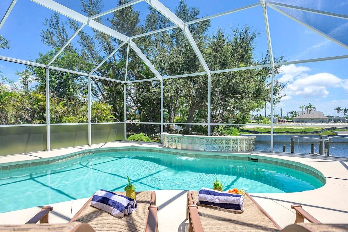 Ferienhaus am Kanal mit Bootsdock und Bootslift in SW Cape Coral.